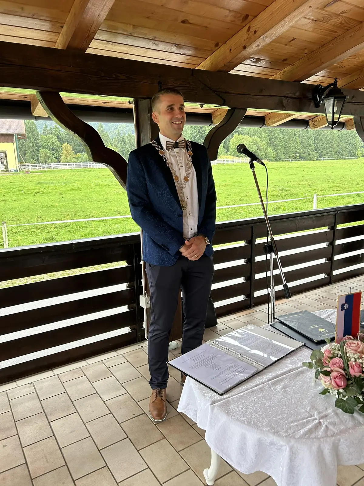 Aleš Praprotnik v slavnostni vlogi pred mikrofonom